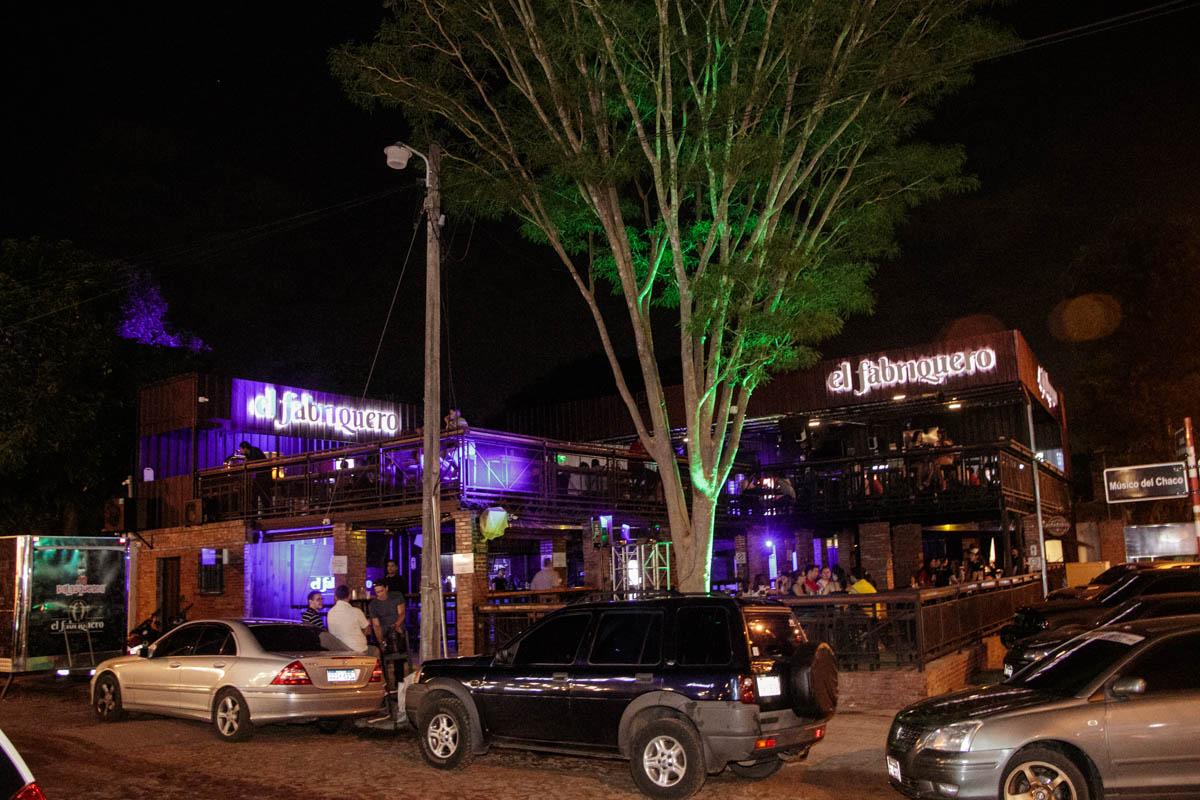 Una visión general del local ubicado en zona sur, Fernando de la Mora, en una esquina que goza de un gran movimiento comercial y ajetreo nocturno.