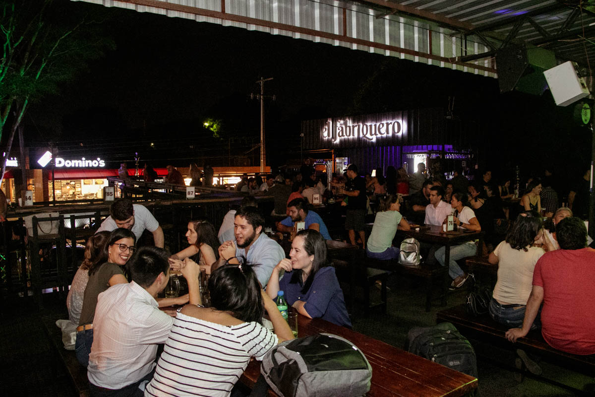 La terraza ubicada en la segunda planta de El Fabriquero. Es el lugar preferido de los clientes. Día hábil no fin de semana y así estaba de concurrido.