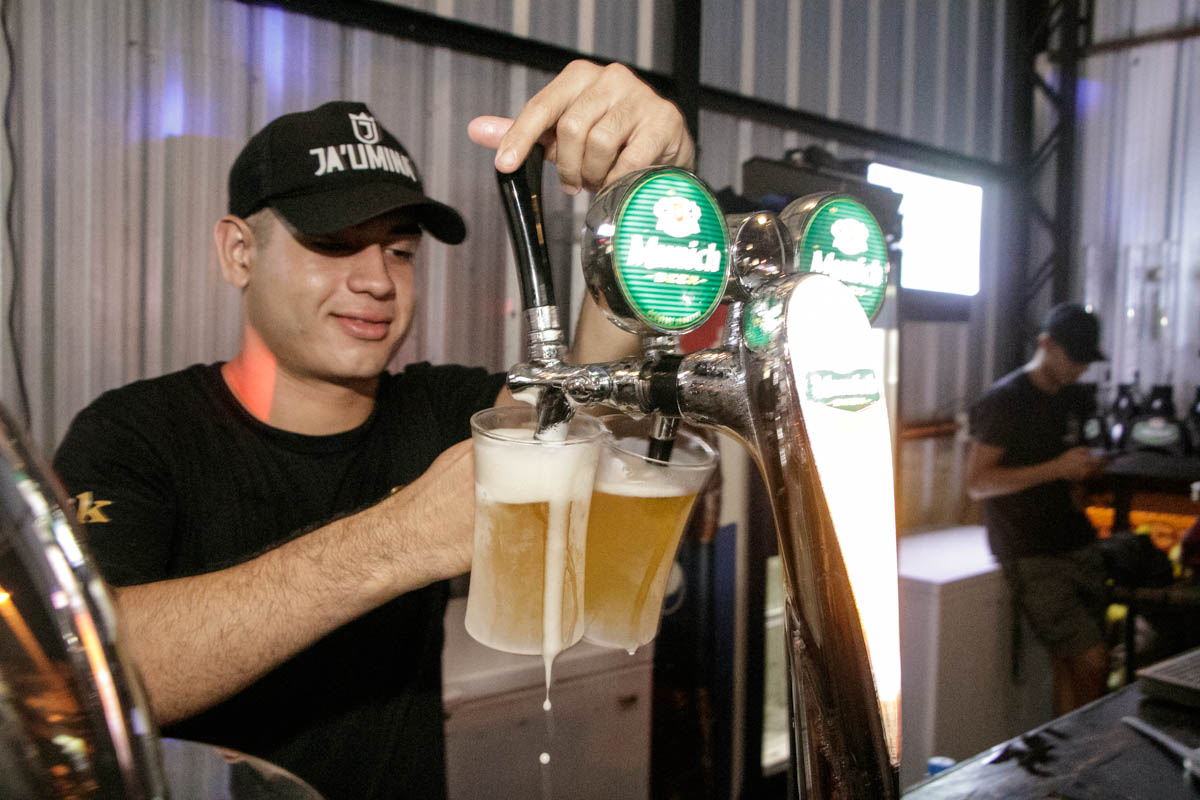 La especialidad de la casa, cerveza en chop. Se nota como los vasos lucen una escarcha producto del enfriamiento previo.