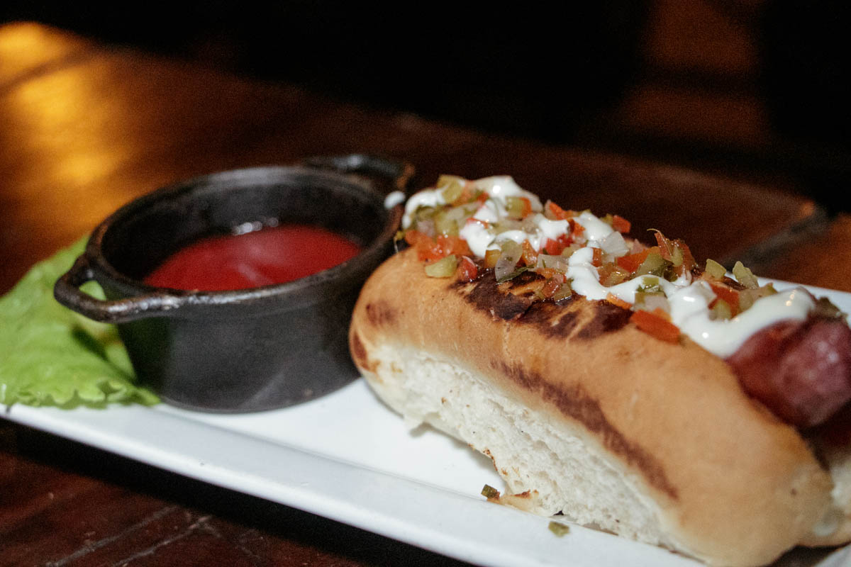 Uno de los productos mas modestos de la carta, un choripan con un toscanito especial.