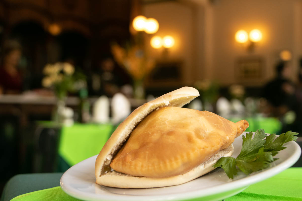 Esta es la sandwinada. Un pan especial para acompañar a la empanada, que ya se sirva así en forma de sandwich en el San Roque