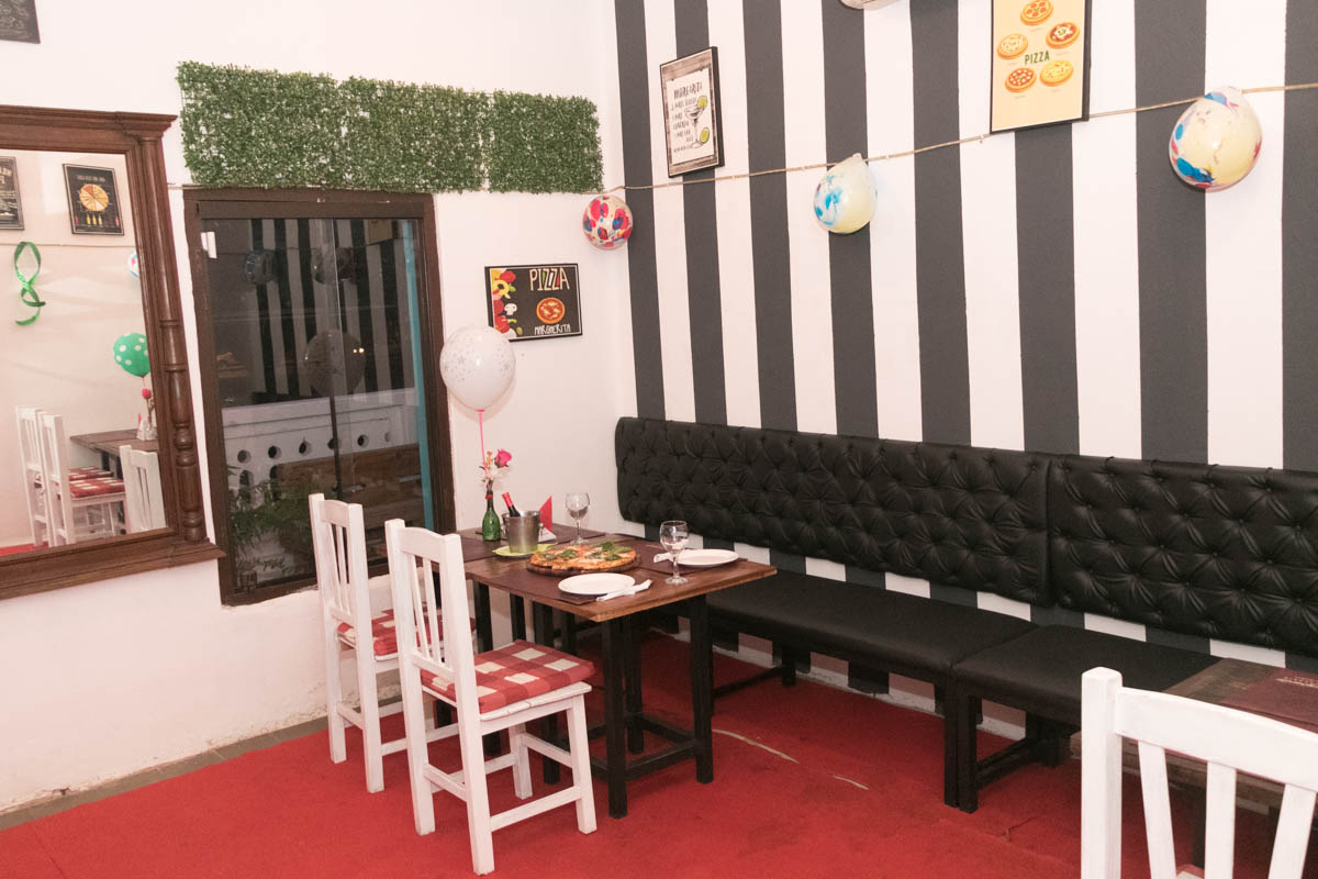 Así luce el interior de la pizzería. Todo es sencillo, modesto casi artesanal. Pero pulcro por donde se lo mire, incluyendo la cocina y los baños.