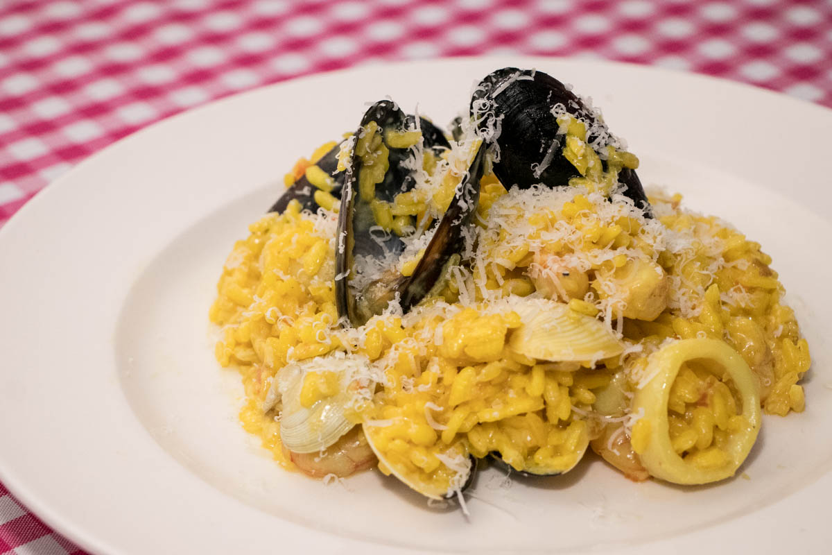 Risotto con frutos de mar, una de las grandes especialidades de la casa. Y el cocinero es un experto en la materia.