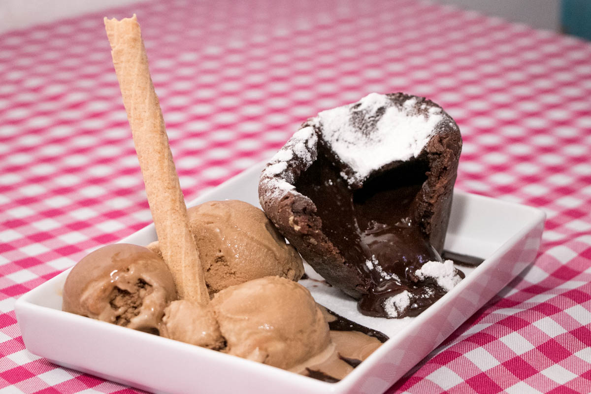Volcán de chocolate. Un postre irresistible. En todos los restaurantes donde trabajo Peter ofrecían este plato. "Es un capricho", dijo al justificar su inclusión en la carta.
