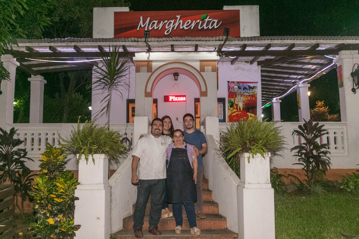 Peter y su esposa Olga junto a sus hijos Nahyla y Junior, posan en el frente de la pizzería. Trabajan juntos desde hace tres años. Ahora tienen el concurso de otros ayudantes. Un ejemplo de familia que logró salir adelante.