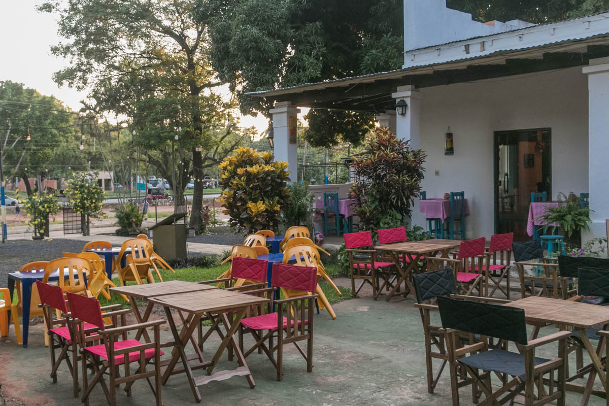 Otro ángulo de las instalaciones de la pizzería. Tiene un pequeño parque infantil y espacio de estacionamiento para unos 100 vehículos.