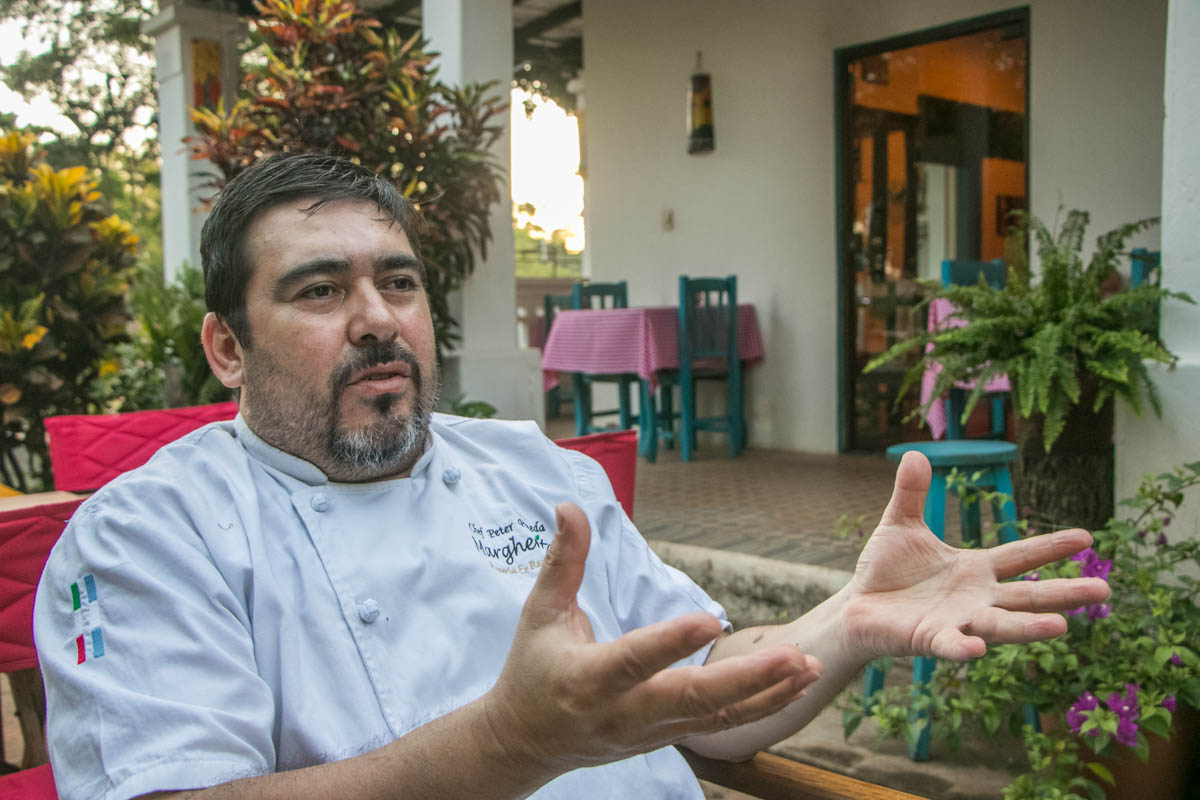 Peter, es un sencillo y modesto cocinero. Creó la pizzería para tener un negocio propio y para unir a su familia. Y cumplió su sueño.