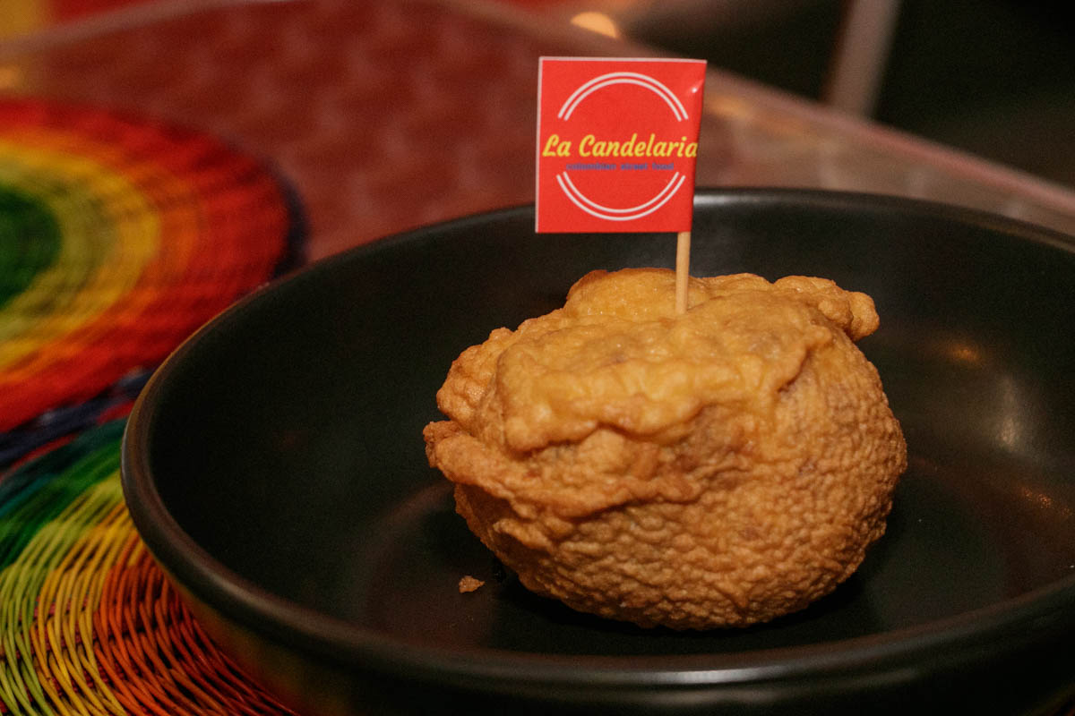 Esto que parece villarroel es un Aborrajado, preparado con masa hecha base de banana madura que se fríe y que va rellena de dulce de guayaba y queso.