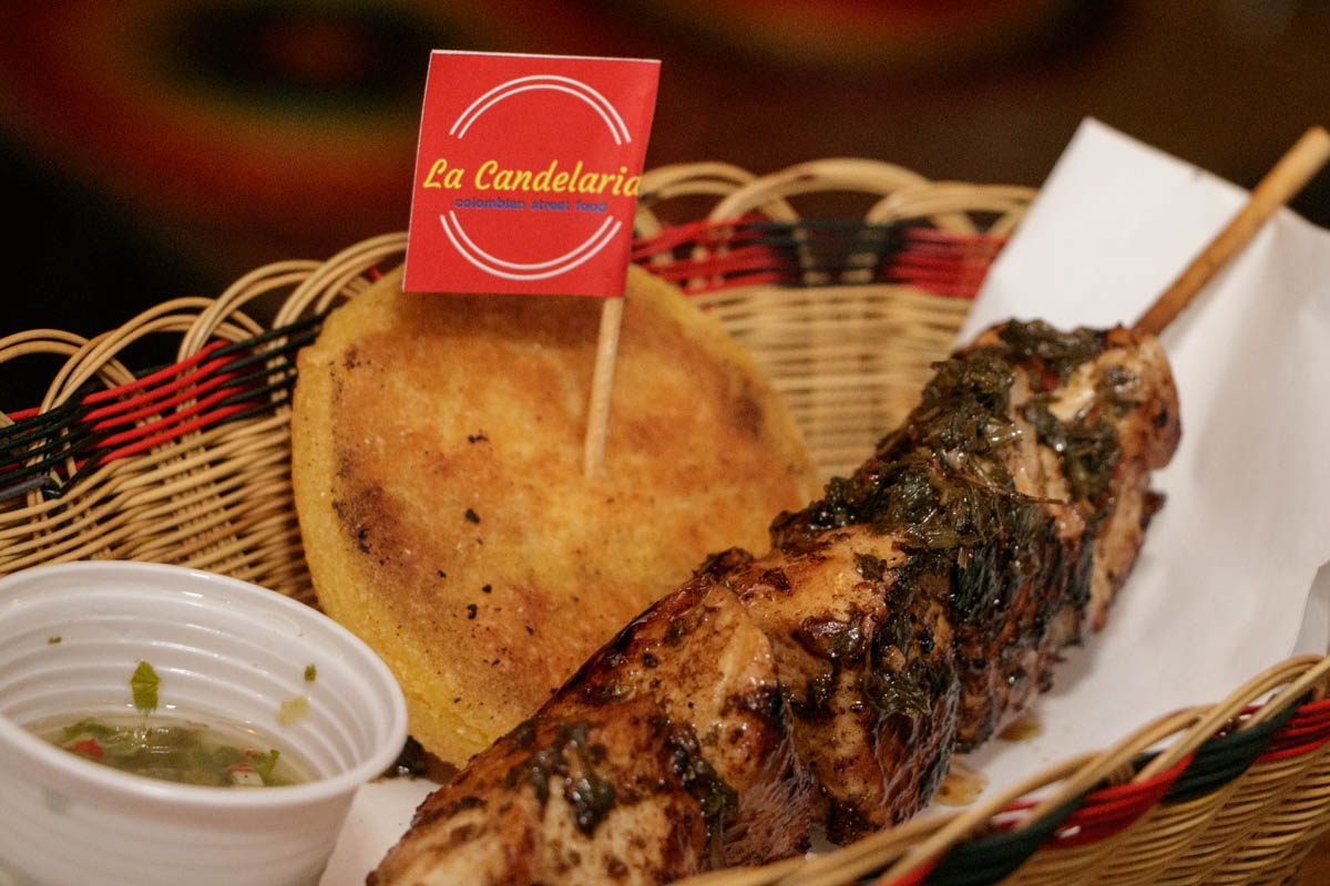 Los pinchos, que pueden ser de pollo o carne vacuna y van acompañados de una salsita especial y una arepita.