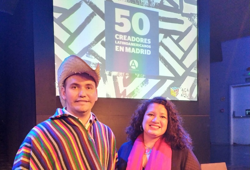 Catalino durante la premiación realizada anoche en Casa de América en Madrid, España. Aparece junto a la ministra Liz Haydee Coronel, de la embajada paraguaya.