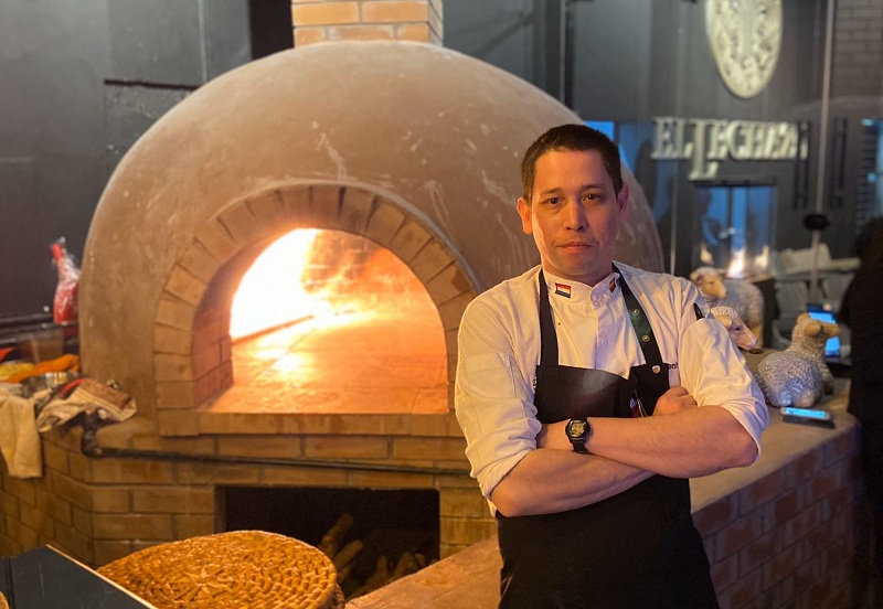 Guillermo Benítez Cáceres, chef pagauayo radicado en España y contratado para montar un restaurante en Arabia Saudito. Aquí se lo ve frente al horno a leña donde cocinan los corderos lechales.
