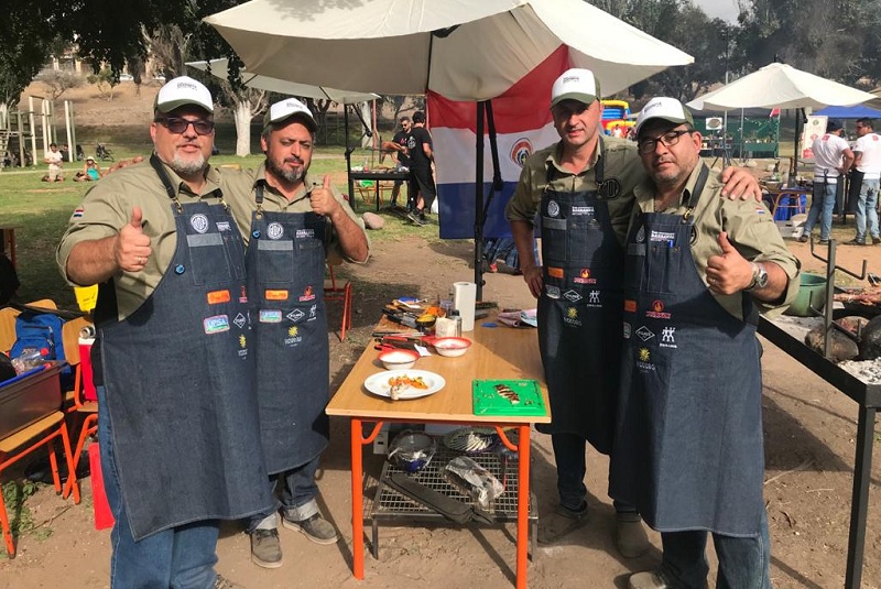 De izquierda a derecha Andre Magon, Jimmy Benítez, José Torrijos y Leyzman Salim preparandose para la competencia final en La Serena del cual serían los ganadores.